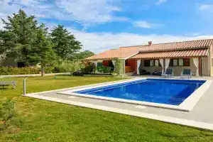 3 Bedroom Beautiful Home In, Krnica