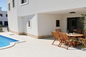 Your Pleasure Point Apartments, Betina