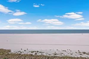 Modern 11th floor beachfront condo with views/pool Guest house, Marco