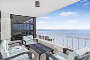 Beachfront condo with panoramic ocean views and pool Guest house, Marco