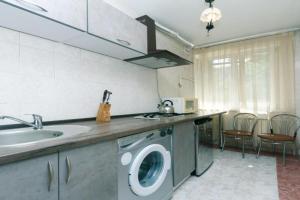 1k. V tsentre Pecherska.Laboratornyy per.26 Apartments, Kiev