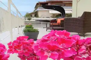 Uncle Tom's Penthouse, Piraeus