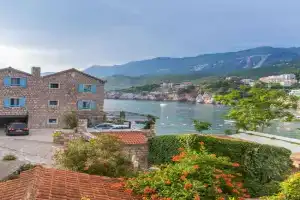 Stone Beach Apartments, Przno