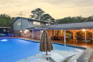 Home for summer with pool, pool table, outdoor kitchen,patio and balcony Guest house, Houston