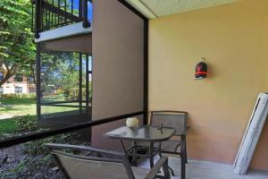 Relaxing condo with two pools and steps to beach Guest house, Marco
