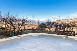 Panoramic Farmhouse theme with shared spa pool, Queenstown