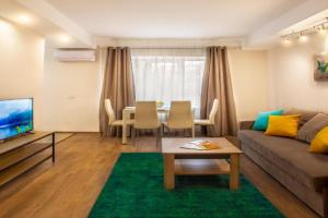 poruch iz Palatsom Ukrayina ta Ocean Plaza Apartments, Kiev