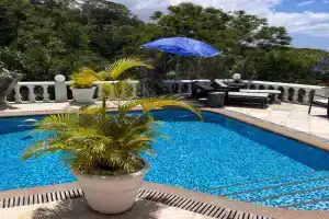 Casa Doro Villa, Glacis