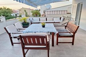 App Sanny with nice terrace Apartments, Malinska