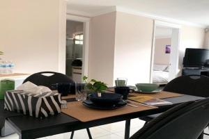 Perfect Location - Entire Suite Private Entrance with private bathroom & living room - 5 Mins Walk to Skytrain & Restaurant & Banks, 2 Stops To Metrotown, 5 Stops To Downtown, Burnaby