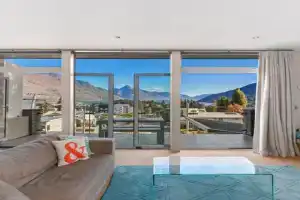 Diamond Villa - Lake Views, Central Location, Queenstown