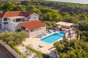 6 Bedroom Gorgeous Home In, Milna