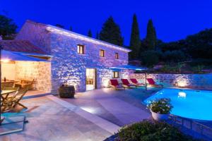 Holiday Home Marina - private swimming pool, Mlini