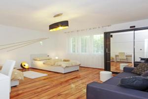 Split Symphony Veranda: Modern, new Apartment (4+1), 5 min walk to ˝Firule˝ SAND BEACH, 12 min walk to CITY CENTER, Split