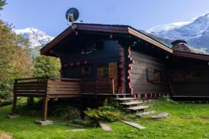 Mazot du Mont-Blanc w/View, Terrace & Stove, (Sleeps 4) - Happy Rentals Guest house, Chamonix