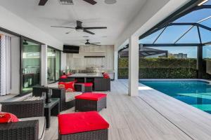 BEACH 5 MIN. WALK-LUXURIOUS MODERN POOL HOME Guest house, Marco