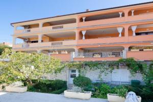 Apartments Mirjana B, Lopar