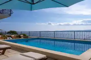 Villa S&A with heated private pool, 3 bedrooms, 3 bathrooms, playground, Mimice