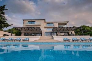Villa D, Postira