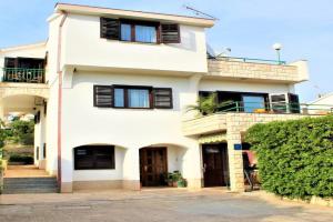 Apartments with parking space - 15499, Primosten