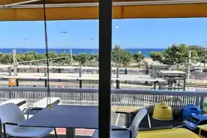 Luxury Apartment Accommodation, next to beach & train station, Calella