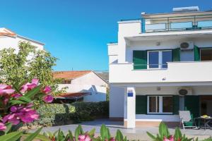 Stunning Apartment In, Kastel Stari