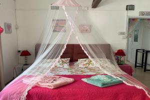 Chambre D'hote PLACE DES AMOUREUX Guest house, Mont Choisy