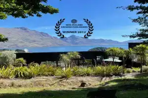 Award-Winning Modern Retreat with Hot Tub & Views, Queenstown