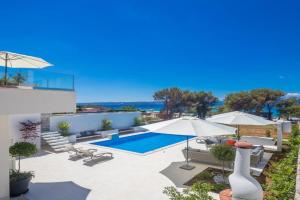 Luxury villa with pool with sea view , 50m from the beach by WiiBuk, PUNAT