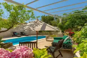 Villa Pomalo, Stikovica