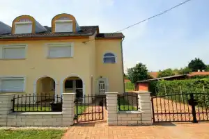 FausztLand Apartments, Zamardi