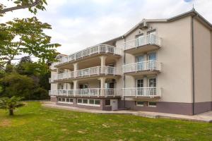Villa Marijana, Kastel Stari