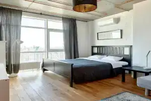 Stilni apartamenti iz kazkovim kraievidom ta svitlom, Kiev