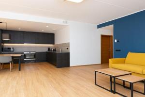 Self-check-in spacious 1 bedroom apartment with terrace and free parking, Tallinn