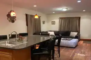 Cozy 4 Bedroom Home Accommodates 10 in Niagara USA, Niagara Falls