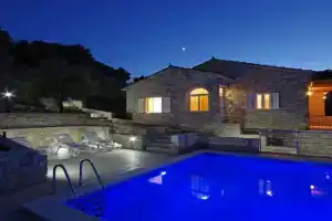 House Tonko, Postira