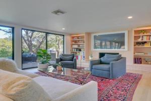 Modern Home with Yard about 1 Mi from ACL! Guest house, Austin