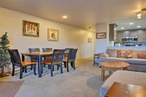 Walk to Main Street Townhome with Decks Guest house, Frisco