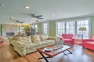 Walk to Landing! Dtwn Home with Pool Access Guest house, Branson