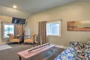 2 Mi to Strip Cozy Cottage with Fire Pit!, Branson