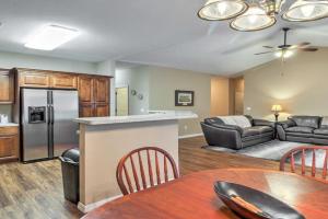 Walk to The Strip Family-Friendly Home Guest house, Branson