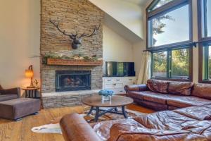 11 Mi to Slopes Home with Hot Tub and Sauna! Guest house, Frisco