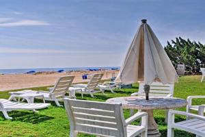 Colorful Studio - Steps to Beach!, Virginia Beach
