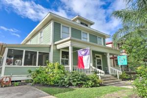 Historic Hideaway, Walk to the Beach! Guest house, Galveston