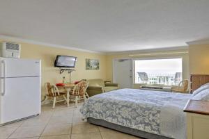 Daytona Beach Studio with Oceanfront Balcony and Pool!, Daytona Beach
