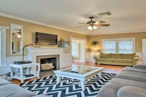 Corpus Christi Home with Pool and Hot Tub Walk to Bay Guest house, Corpus Christi