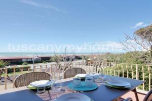 Vela, terrazza sul mare, 2 camere, clima e posto auto a soli 50 m dal mare! by Alfareal Apartments, Castiglione della Pescaia