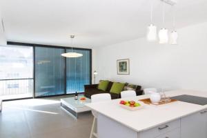 Hilton Bay Apartment with Bedroom shelter, Tel Aviv