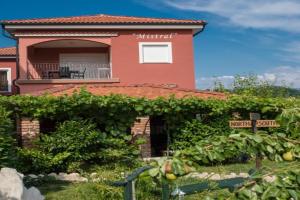 Apartment in with terrace, air conditioning, WiFi, washing machine (4885-4), Lopar