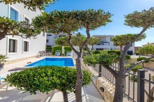Luxury apartment Hyperion with private pool and garden, Betina